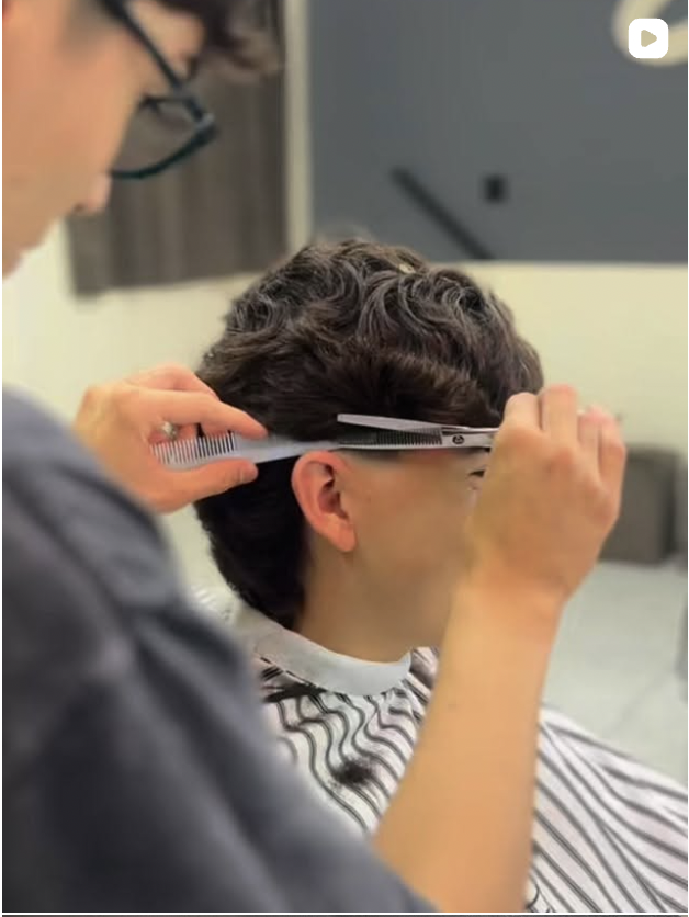 Corte a tijera en la barbería de Drop