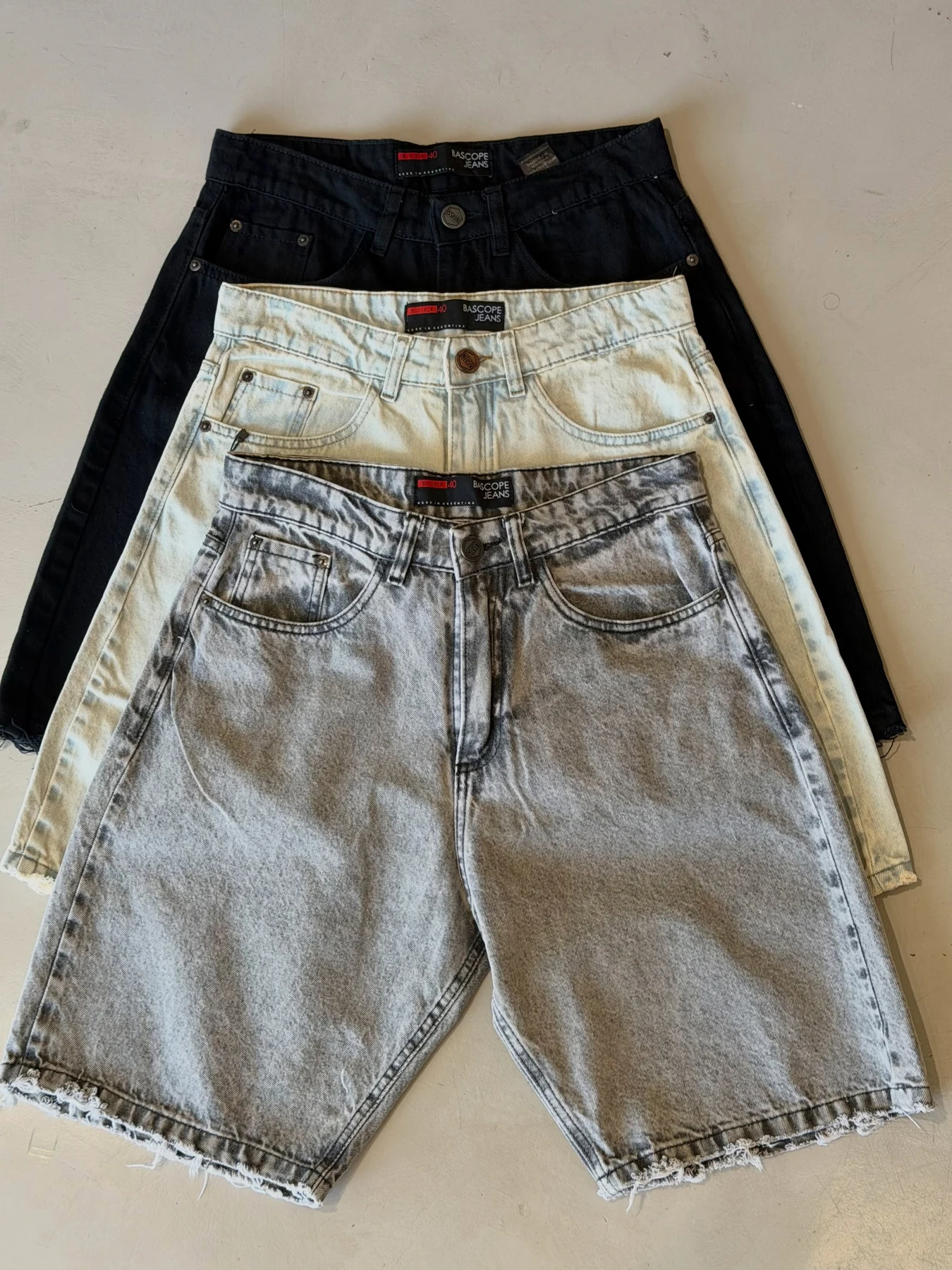 Bermudas de jean de Drop en tonos negro, claro y gris