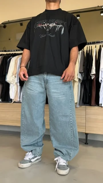 Pantalón de jean de corte amplio y remera negra en Drop