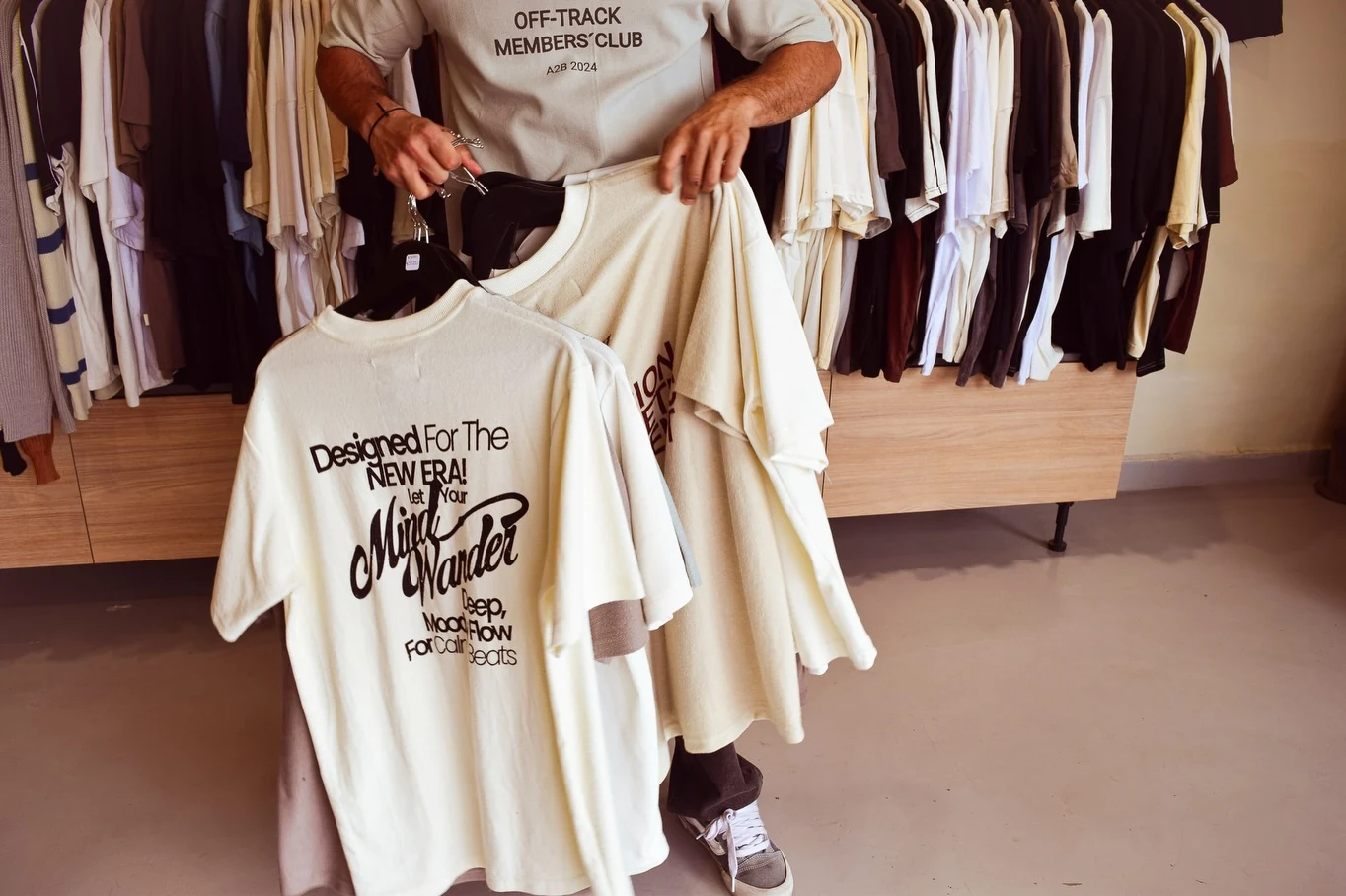 Remeras de tonos crema y gris en Drop